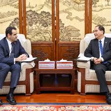 Türkiye - Türkiye Cumhuriyeti'nin Pekin Büyükelçisi Selçuk Ünal, 1 Ağustos günü Güven Mektubu'nun örneğini Çin Halk Cumhuriyeti Dışişleri Bakan Yardımcısı ve Protokol Genel Müdürü Hong Lei'ye takdim etmiştir. H.E. Selçuk Ünal, Ambassador