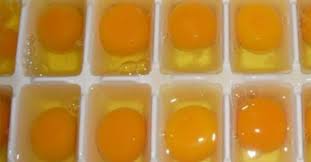 Elle Verse Des œufs Dans Un Moule A Glacons Et Le Met Au Congelateur Pendant 2 Heures Son Astuce Est Parfaite Trucs Et Astuces Cuisine Trucs De Cuisine Oeufs Congeles