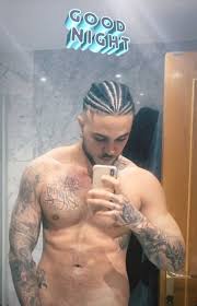 It was prereleased on festval and atresplayer premium on 8 september 2019 before its release on antenna 3 on 25 september 2019 and was worldwide release on netflix on february 28, 2020. Pin By Nicole Dinicolantonio On Toy Boy Carlo Costanzia Polynesian Tattoo Toys For Boys Tattoos