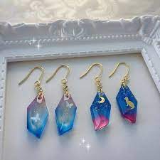 クリスタルピアスです ˊᵕˋ 月を見上げる猫と 蝶々にしてみました レジン resin ハンドメイド handmade earrings ピアス minne 猫 cat vitrail ヴィトラーユ 太陽の雫 夜空 蝶 handm ヴィトラーユ ピアス ハンドメイド