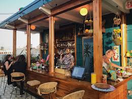 El bar ingresó en el ranking en 2016, en el puesto 49; Best Rooftop Bars In L A For Sweeping Views And Tasty Cocktails