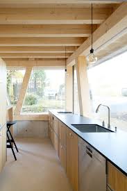 Die Holzkuche Steht Direkt Am Vollverglasten Holzfachwerk Ein Kubus Mit Kuhlschrank Und Backofen Und Stehtisch Gehoren Auch Dazu Holzkuche Architekt Hausanbau