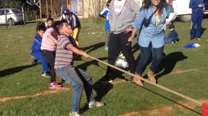 Quien comienza, le dice a su vecino de la derecha una frase al oído. Juegos Al Aire Libre Para Ninos 16 Ideas Geniales Y Divertidas Con Videos