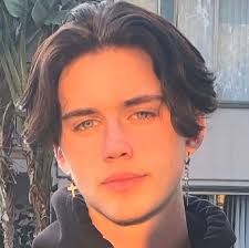 Pin By Morane On Espanpin Middle Part Hairstyles Middle Part Hairstyles Men Boy Hairstyles