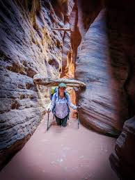 There is a rock arrow on the ground pointing the way towards white house. Hell And High Water In Buckskin Gulch Trail Sisters