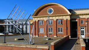 Planerar du att resa till esbjerg med båt kommer du att välkomnas av den nio meter höga, vita skulpturen mennesket ved havet. Kunst Und Denkmaler I Suddanische Nordsee