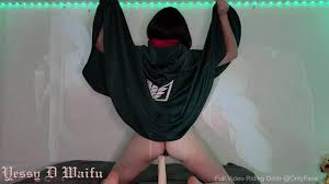 La pelosa Mikasa Ackerman si prepara a cavalcare il cazzo di Eren!