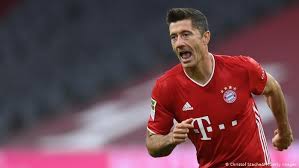 After becoming the bundesliga's top scorer for the third time in a row, and for the fifth time overall, robert lewandowski doesn't seem to. Bundesliga Robert Lewandowski Spares Bayern Munich S Blushes Sports German Football And Major International Sports News Dw 04 10 2020