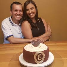Porém para essa boda o o quinto aniversário de casamento é um marco em qualquer relação, significa que o casal está se fortalecendo, criando raízes, em cinco anos, a relação. Facebook