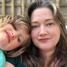 Can I ask please do executors have 'rights' regarding a funeral? I know the  money stuff and that's not an issue but it's my mum and I want to do it my