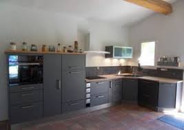 Ce tuto' vous apprend à installer un meuble d'angle avec son. Cuisine Modele Gris Metallique Plan De Travail En Bois Evier D Angle En Luisigranit Lave Vaisselle En Hauteur Rangee De Demi Colonnes Home Kitchens
