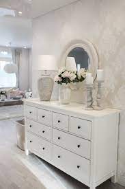 weisse kommode im landhausstil dekorieren tischleuchte kerzenstander und vase mit rosen wandspiegel raumdekoration wohnung wohnung einrichten