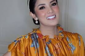 Ia adalah lulusan sma labschool jakarta. Tampil Kekinian Netizen Sebut Nindy Ayunda Dan Dua Sahabatnya Emak Jaman Now