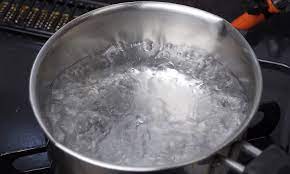 Erimiş mum parçalarını saklayınız, artık mum parçalarını kullanmadığınız eski metal bir kap içerisine koyup eriyene kadar işitin. Evde Mum Fitili Nasil Yapilir Boraks Veya Ahsapla Ev Ve Bahce Nasil