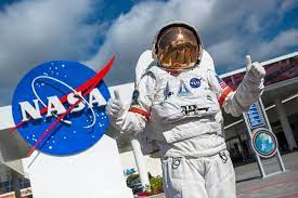 Nasa has awarded spacex a $2.9 billion contract to build a spacecraft to land astronauts on the moon. Besichtigungstour Der Innenstadt Von Houston Und Des Nasa Space Center 2021