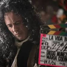 Primeras imágenes de Javier Gutiérrez como Felipe V en 'La vida breve', la  serie de época de Movistar