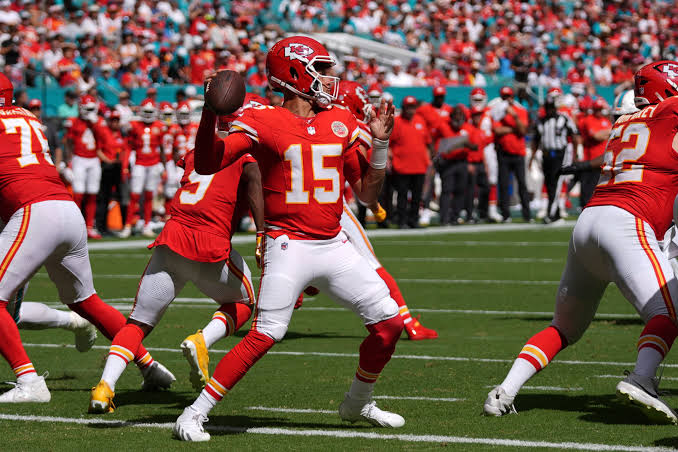 Pro Picks: QB Patrick Mahomes and the Chiefs will hand the L...