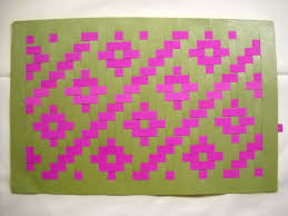 Membuat anyaman dengan berbagai motif bisa menjadi aktivitas yang menyenangkan untuk mengisi. Beberapa Koleksi Gambar Anyaman Part 1