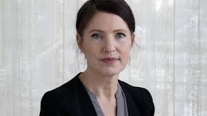 Med sitt epos om hemmafrun maj visar kristina sandberg att inom en örnsköldsviksvånings väggar kan rymmas en hel odyssé. Kristina Sandberg Bland Norstedts Skonlitterara Utgivning Sommaren 2021 Jps Media