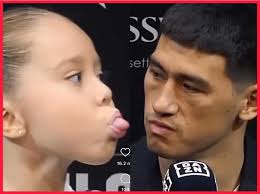 El momento incomodo de Bivol cuando la hija del canelo le saco la lengua en  plena conferencia de prensa 🤣