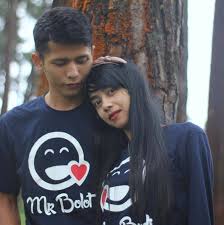 Penempatannya dapat pada bagian sisi kanan atau kiri kaki celana panjang atau kulot atau rok, atau di bagian paha celana di sisi. Kaos Couple Clothingme Home Facebook