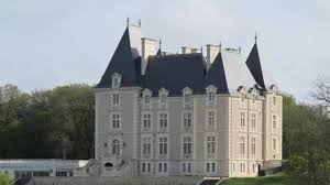 Exceptionnel, château du xviiième siècle classé monument historique, , totalisant 2500m² habitables sur un parc de 24 hectares. Faute D Acquereur L Etat Recupere Le Chateau D Abilly