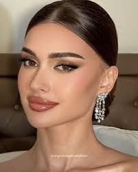 Em busca de inspirações de make para a sua próxima festa? Deslize para o 👉  e confira algumas sugestões e ideias de make para fazer bonito naquele  evento especial ✨ Compartilha esse