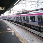 Jr東日本管内で30分以上の遅れが発生または見込まれる場合、「遅延」とご案内しています。 運行情報・運休情報は公式サイトをご覧下さい。 5月6日8時41分 配信 常磐線快速電車：『遅延』 常磐線快速電車は、常磐線内での異音の確認の影響で、品川〜取手駅間の下り線の一部列車に遅れと. Jræ¨ªæµœç·šã®ç¾åœ¨ã®é‹è¡ŒçŠ¶æ³ é…å»¶ã‚'èª¿ã¹ã‚‹ è·¯ç·šå›³ é…å»¶è¨¼æ˜Ž æ™‚åˆ»è¡¨ã‚‚ é›»è»Šã®ä¹—ã‚Šé™ã‚Šã‚'è³¢ãä¾¿åˆ©ã«ã™ã‚‹æƒ…å ±ã‚'ã‚¬ã‚¤ãƒ‰