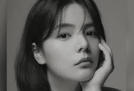 Cara dia bunuh diri juga agak tragis dengan menembak dirinya sendiri di rumah pada tahun 1994. Pelakon Korea Selatan Song Yoo Jung Meninggal Dunia Sebab Kematian Tidak Didedah Astro Awani