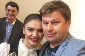 Алина кабаева подарила дмитрию губерниеву на новый год бутылку редкого шампанского с виноградников геленджика. Alina Kabaeva Voshitila Dimu Bilana Talantlivymi Detmi Shoubizzz Vsyo O Zvyozdah Mediaplatforma Mirtesen