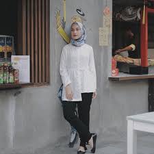 Model seragam batik kantor wanita. 9 Inspirasi Busana Dan Hijab Ini Akan Membuatmu Terlihat Lebih Profesional Dan Elegan Saat Wawancara Kerja
