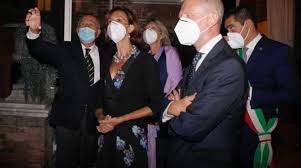 Apprezzata e stimata anche dall'attuale capo dello stato, è impegnata sulla tematica dell'integrazione dei sistemi costituzionali europei e nazionali. La Presidente Della Corte Costituzionale Marta Cartabia Fa Visita Al Circolo Ravennate E Dei Forestieri Ravennanotizie It