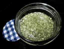 Usturoiul pisat se freaca cu sare si se adauga treptat uleiul. Mujdei Wikipedia