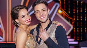 Die beiden verbringen normalerweise jede freie minute miteinander. Let S Dance Liebe Luca Hanni Christina Luft Knutschen In Den Bergen