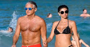 Kini dia sudah tumbuh dewasa dan memiliki nama lain vincenzo casano. Roberto Mancini Si E Risposato A Roma Silvia Fortini E La Nuova Moglie Del Ct Azzurro Consumatrici It