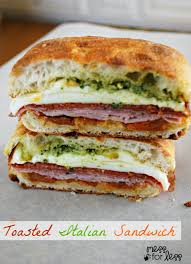 This Toasted Italian Sandwich Will Become Your New Lunchtime Favorite Avec Images Recettes De Cuisine Nourriture Cuisine Et Boissons