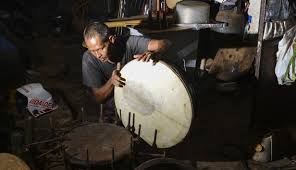 Salah satu sisi rebana di tutup dengan kulit kambing atau kulit kuat. Foto Geliat Perajin Alat Musik Tradisional Di Aceh Regional Liputan6 Com