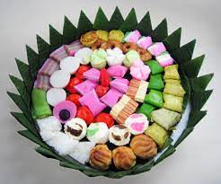 Tumis bawang merah, bawang putih, buah pelaga, kulit kayu manis, bunga lawang dan lada putih hingga terbit wangi. Kue Wikipedia