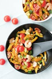 Schnelle Low Carb Gemusepfanne Mit Garnelen Zucchini Und Paprika Rezept Gesunde Abendessen Rezepte Einfach Rezepte Garnelenpfanne