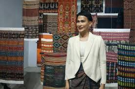 Perancang busana batik oscar lawalata berfoto usai memberikan keterangan terkait penyelenggaraan batik for the world, di galeri indonesia kaya, jakarta, selasa (8/5/2018). Oscar Lawalata Sedih Masih Banyak Yang Pakai Batik Printing