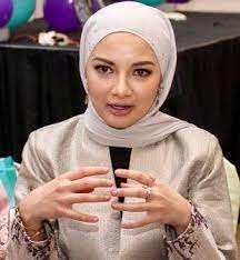 The brand which is also the top scarf brand in malaysia is naelofar. Neelofa Resigns As Airasia Director The Star