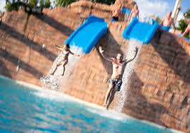 Du kan bo i husvogn eller i telt. Skara Sommarland Tanga Hed