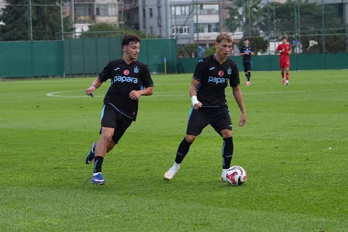 Trabzonspor U19 ile Gençlerbirliği U19 arasındaki karşılaşmadan bir görüntü