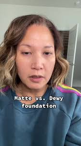 Comparativa entre bases de maquillaje matte y dewy