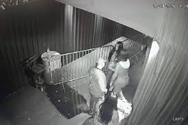 Imagens mostram primas desaparecidas em casa noturna antes de sumiço no  Paraná As forças de segurança do Paraná intensificaram as buscas pelas  primas Sttela Dalva Melegari Almeida e Letycia Garcia Mendes, ambas