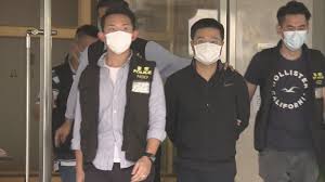 蘋果日報和壹傳媒兩高層保釋被拒 8月再提訊 香港警方拘捕5名壹傳媒集團高層後，19日壹傳媒行政總裁張劍虹及《蘋果日報》總編輯羅偉光案件提堂， 兩人申請保釋遭拒，8月再提訊。 同案的《蘋果日報》副社長陳沛敏、壹傳媒營運總裁周達權和「蘋. V Puulwsjaop8m
