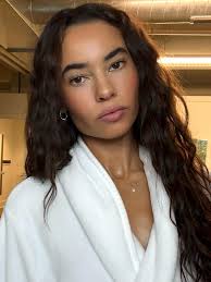 Messy beach hair and natural makeup for @lilyjeanbridger this week 🩷