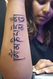 The same goes for the mantra om mani padme hum for which is believed that it contains all of the teachings of buddha. Tattoo Uploaded By Skin Sketch Tattoo Om Mani Padmham Sanskrit Font 1376783 Tattoodo