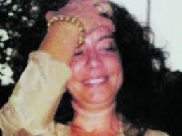 Massacrata con 15 coltellate nella sua villa. Giallo sulla macchina trovata  fuori strada