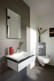 Elegantes Bad Mit Eingearbeiteten Mosaikfliesen Gaste Wc Gestalten Kleines Bad Fliesen Gaste Wc Modern